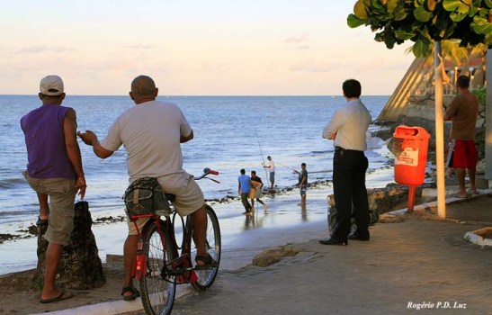 Ao lado do famoso hotel redondo Tambaú (direita) pessoas passam o tempo observando pescadores.  Bom para relaxar. Fica diante do Centro Turístico