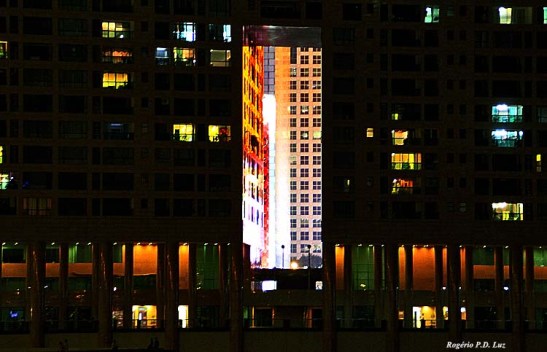 O "buraco" no prédio para deixar passar o vento, por conta do  bom"feng shu" ou "fong soi"