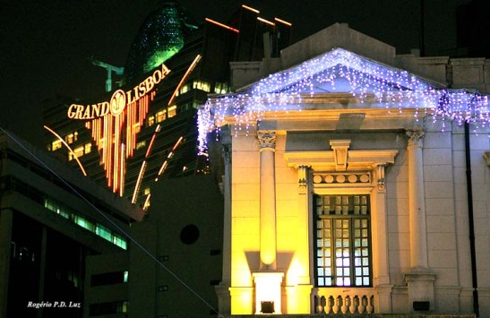No Largo do Senado, centro de Macau, os enfeites de Natal no prédio histórico dos Correios contrapõe com a modernidade do altíssimo prédio do Casino Gran Lisboa que agora faz parte da sua paisagem.
