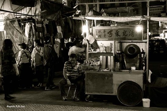 A venda de castanhas portuguesas ainda continuava lá, no mesmo lugar com dantes.  Deveria tornar-se Património Histórico de Macau, pois existia desde os tempos que ainda morava lá até 1967. Saudades!