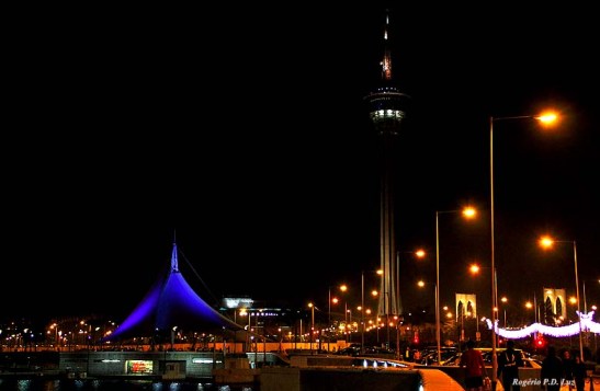 Praia Grande com a Torre de Macau (Macau Tower)