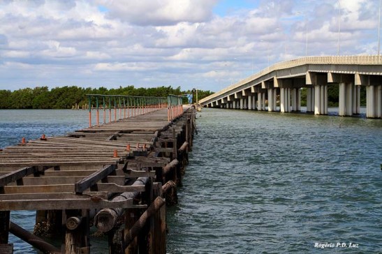 Passa pela nova ponte que liga a Ilha de Santana e antiga de madeira toda desmoronada.
