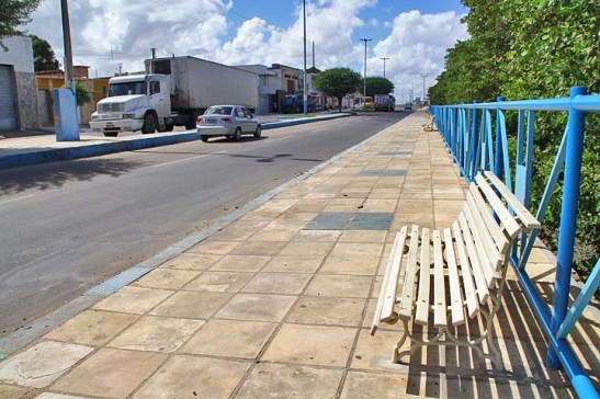 O anel viário contorna toda a península de Macau, cercada de manguezais, rio e enormes tanques de água para produção do sal.