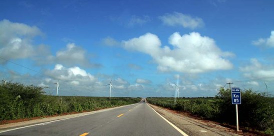 A rodovia BR406 para Macau, no km85, faltando cerca de 80 kms para chegar ao destino, é toda uma longa reta. Neste trecho já avistava um parque de eólicas com vários aerogeradoras de energia
