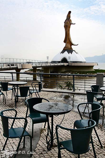 O espaço tem até um bar ap ar livre