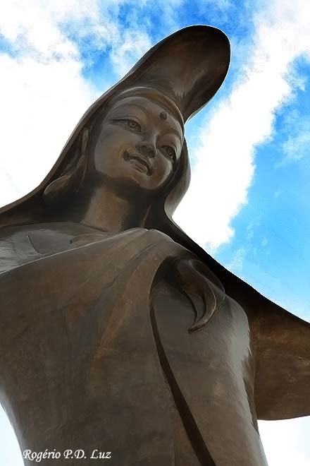 Dizem as boas línguas que o rosto tem certa semelhança com uma Santa da Igreja Católica