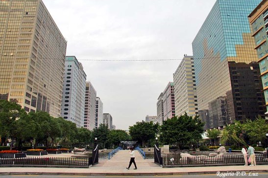 Defronte à estátua fica o NAPE que significa uma região construída sobre aterros