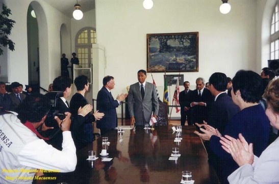 O Prefeito de São Paulo Celso Pitta chega para o evento