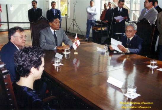 O vereador Edivaldo Estima, sentado à direita, lê o seu projeto do acordo de cidades irmãs