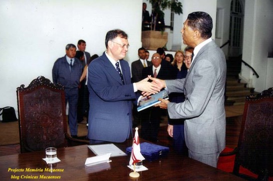 Celso Pitta oferece presente da Prefeitura de São Paulo a Sales Marques