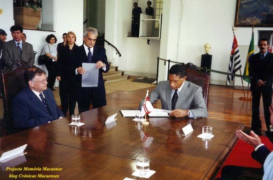 Celso Pitta assina o acordo