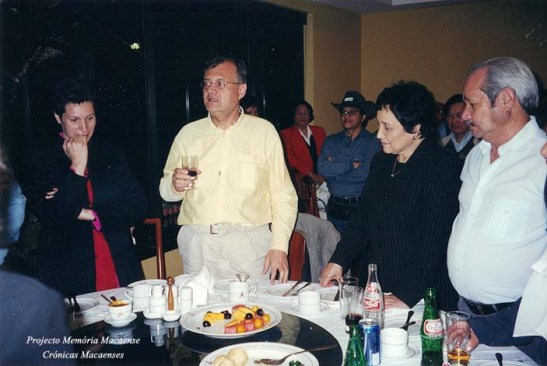 Sales Marques ao lado da esposa, agradece a recepção