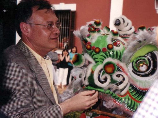 ... e pintou os olhos do leão como manda a velha tradição chinesa de bem receber as pessoas.