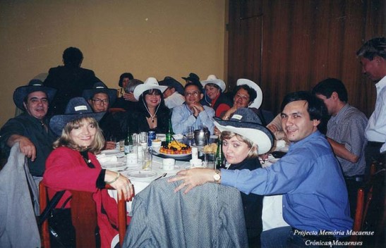 Com os chapéus de cowboy oferecidos pelo Vereador Estima, que nas eleições do ano foi reeleito.