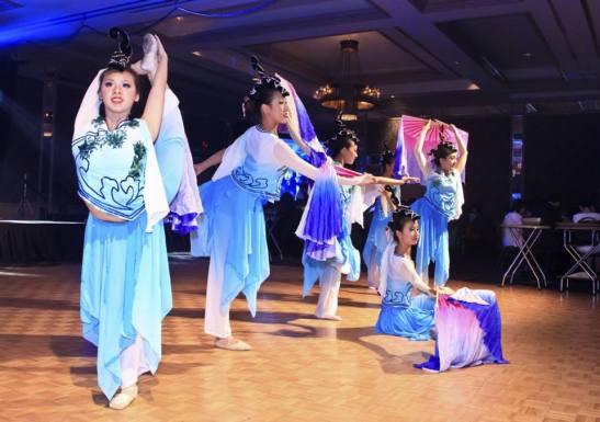 Entre música ao vivo, baile e tantas outras atrações, teve dança chinesa