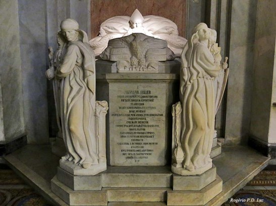 Entre as obras de arte do interior do templo salienta-se hoje o mausoléu do primeiro arcebispo de Montevidéu, Monsenhor Mariano Soler