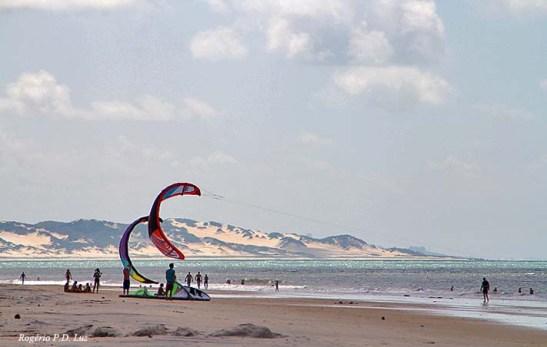 Praia Pirangi do Norte, em Parnamirim, vendo-se  dunas ao fundo, uma característica constante do litoral do Rio Grande do Norte