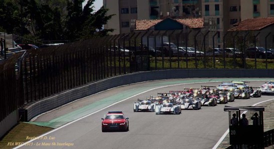 A largada lançada, com carros em movimento