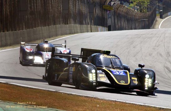 Momentos antes do acidente envolvendo o Lotua T128 (frente) e o Toyota híbrido, que tirou ambos da prova 