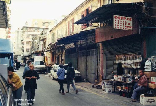 Outra banca de venda de peixo salgado, só que, pelo olhar do vendedor chinês, ele não estava nada gostando de ser fotografado. Isto em 1993, quando ainda certa restrição de chineses em serem fotografados por receio que isso tirasse a alma dele (ou coisa assim)