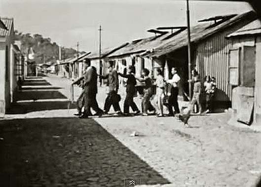 Deficientes visuais em fila indiana num campo de refugiados