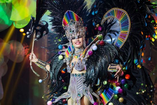 Orama Valentim , a Miss Rio de Janeiro, mostrou o que o Estado sabe fazer de melhor no traje Rio de Janeiro, um carnaval de Cores Foto: Carol Gherardi/ Band