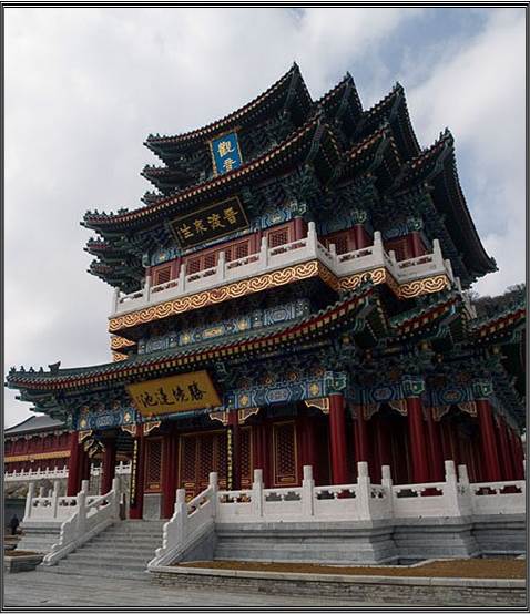 Um grande templo também está localizado no cume