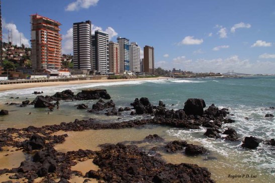 Praia de Areia Preta em bairro nobre da Via Costeira