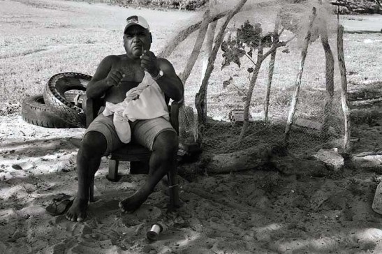 Pescador em Barreiras, distrito de Macau que fica após Diogo Lopes