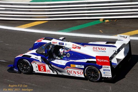  Toyota TS030 - Hybrid dos pilotos Anthony DAVIDSON, Sébastien BUEMI, Stéphane SARRAZIN