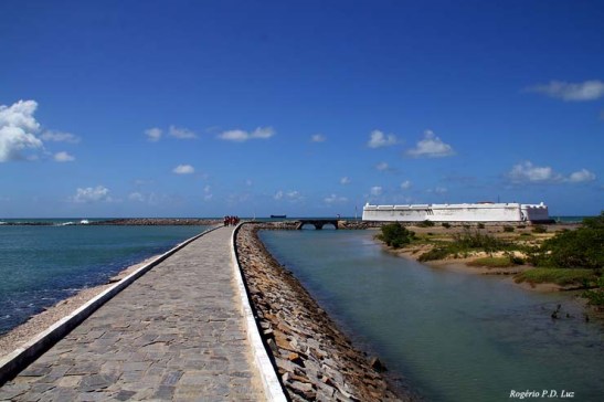 Dia ensolarado e maré baixa, e a água límpida