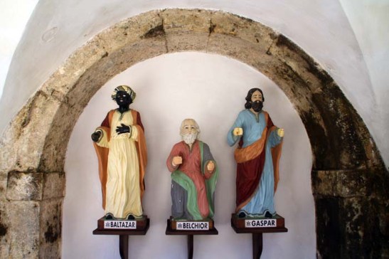 Os visitantes são recebidos, à entrada, pela imagem dos Magos Gaspar, Belquior e Baltasar, doada pelo José I de Portugal (1750-1777) Wikipedia
