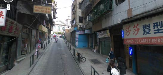 Rua do Tarrafeiro. Ao fundo a Igreja de Santo António no topo do morro.