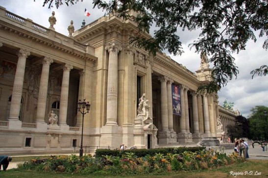 O Grand Palais, grande centro de exposições e mostras de arte, que fica defronte ao Petir Palais do outro lado da avenida Winston Churchill