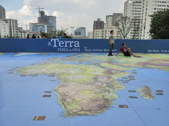 um mapa mundi de 200m2 mostra os locais onde foram feitas as fotos.  Permite a você, sem sapatos, ter a sensação de estar andando sobre o mundo.