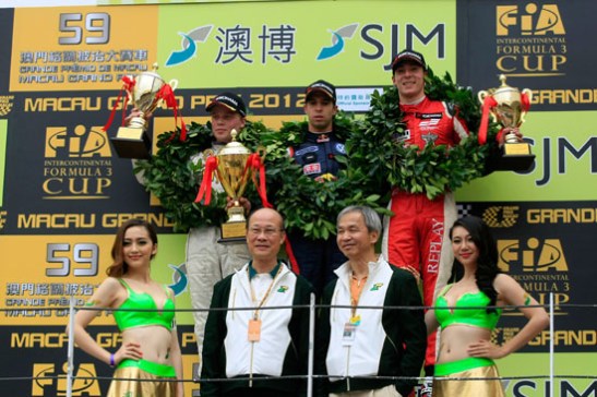Félix da Costa no pódio após ter vencido o GP Macau 2012, porém inconfortável visto que tocaram o hino errado ao invés de Portugal.