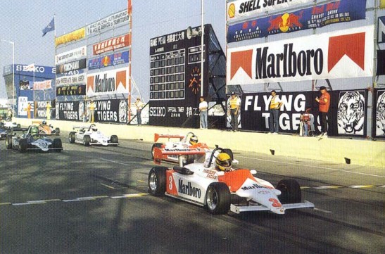 Senna (3) larga na pole e já pula na frente logo no início da prova.