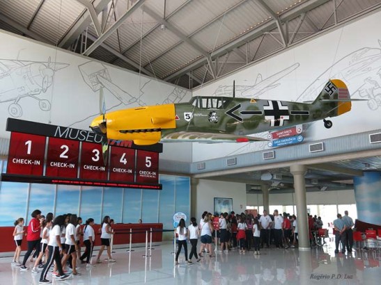 Museu TAM. Os balcões "Check-in" para compra de bilhetes lembrava um aeroporto e já se via exposto um Messerchmitt da 2ª Guerra. Caravanas de escolares faziam visitas monitoradas para alegria da criançada.
