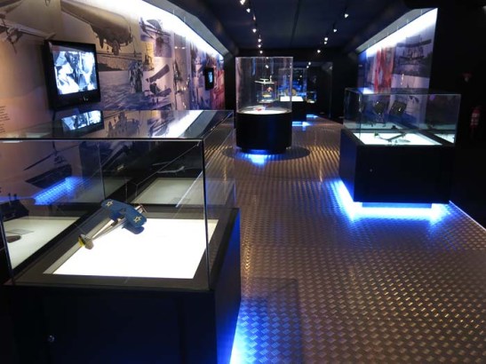 No corredor cultural, maquetes de aviões, vídeos, cartazes, fotografias etc.