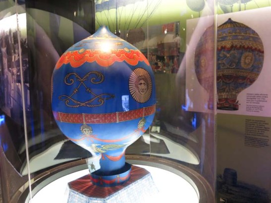 Outro detalhe do corredor cultural, antes de ingressar no hangar de exposição dos aviões.