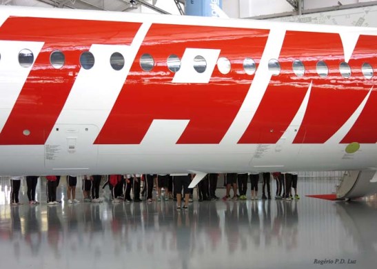 Escolares fazem fila para visitar o interior de um Fokker 100 agora em desuso.