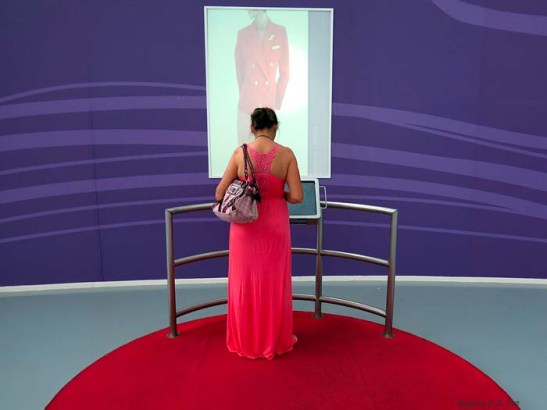 Mia a pesquisar uniformes de aeromoças do mundo