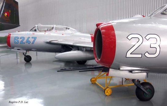Os Migs da aviação soviética, em 1º plano o Mig 17, a seguir, o Mig 15 dos tempos da guerra entre as duas Coréias.