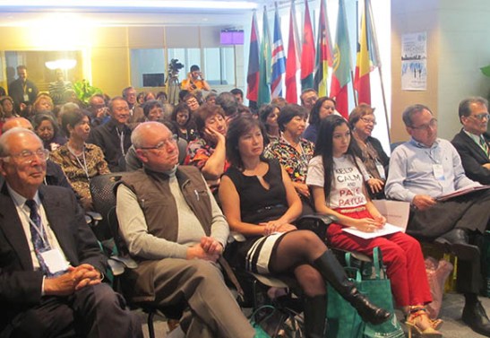 Iana de calças vermelhas no colóquio Identidade Macaense