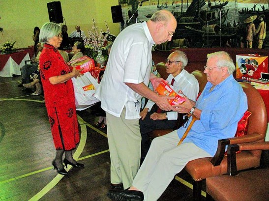 O presidente Júlio "Totó" Branco ofereceu lembranças aos participantes da cerimônia de chá