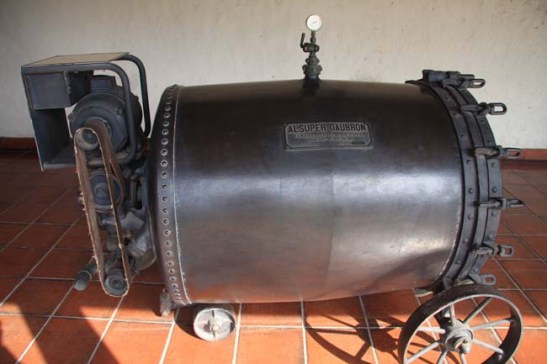 Um equipamento antigo de produção estava lá exposto.