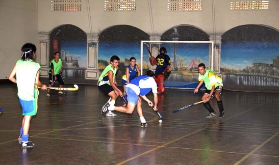 Quadra esportiva do ginásio da Casa de Macau de São Paulo, com o painel grafitado no fundo com cenário de Macau, mas que hoje ...
