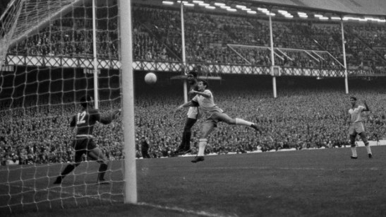 Eusébio marca para Portugal contra o Brasil