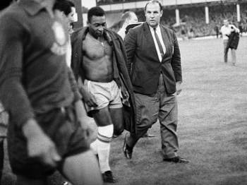Pelé abatido com a derrota para Portugal na Copa de 1966