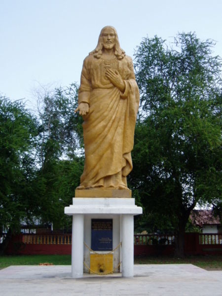Estátua de Jesus em Maumere, Flores - fonte: Wikimedia Commons 